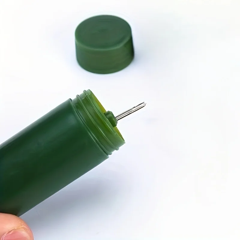 Kit da cucito portatile verde militare, set di riparazione di emergenza compatto con fili e aghi, forniture da cucito da viaggio per riparazioni rapide