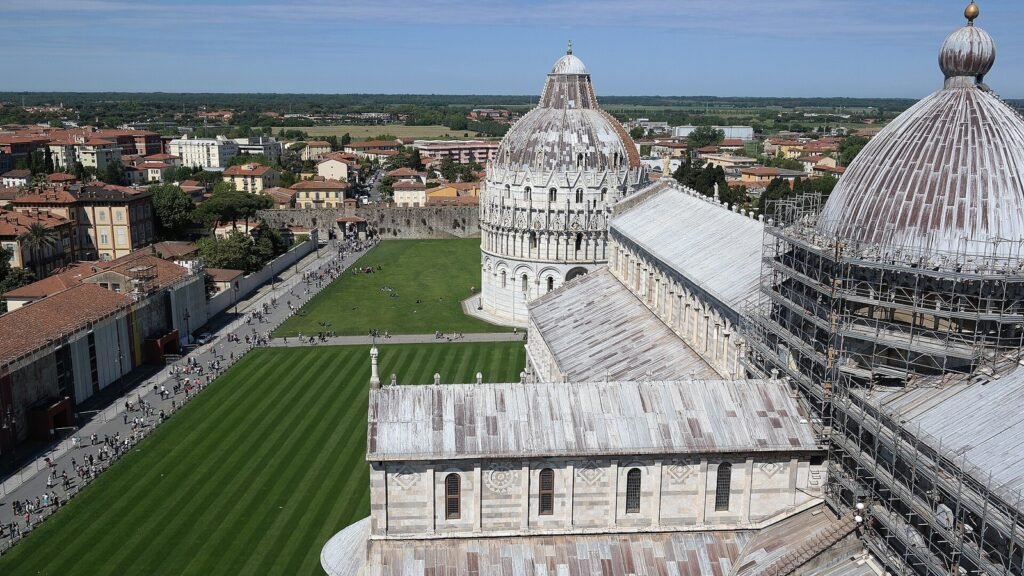 Piazza dei Miracoli a Pisa con la Torre pendente vista dal Campanile