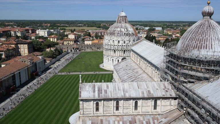 Piazza dei Miracoli a Pisa con la Torre pendente vista dal Campanile